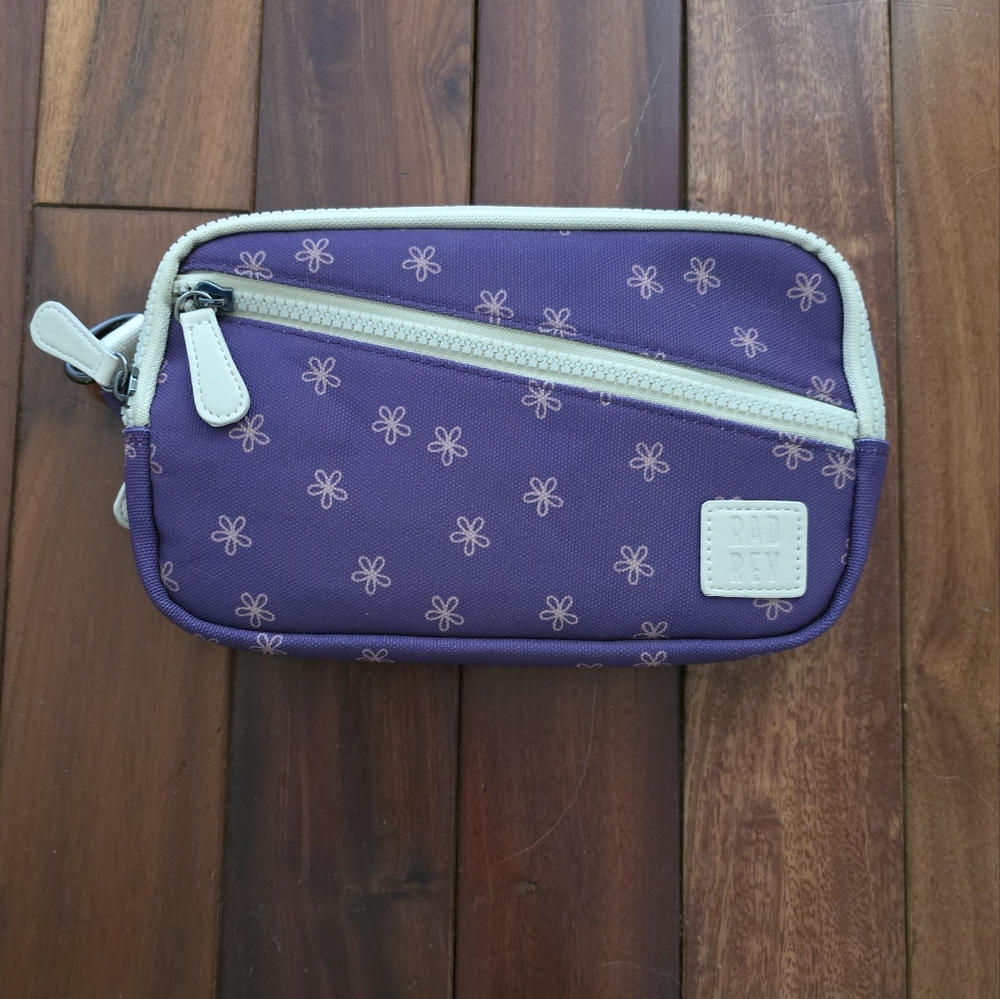 Rad Rev The 1 Sling Wallet in Daisy